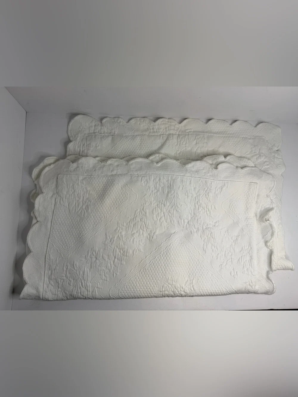 White Cotton Matelasse Quilted Scalloped Pillow Shams Vintage 2